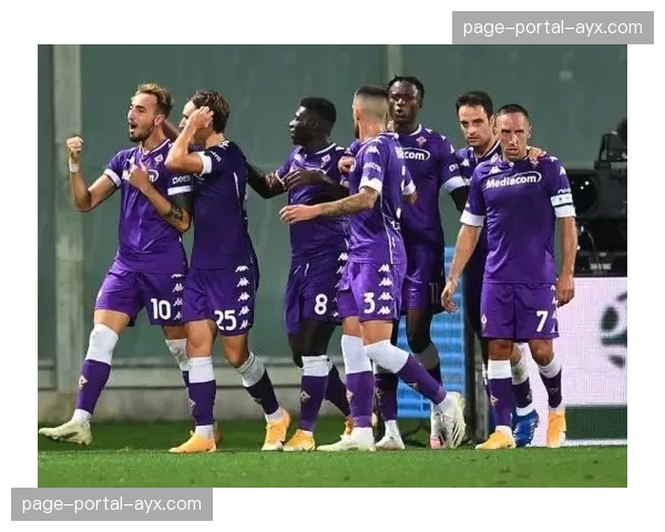 特写：佛罗伦萨队长比拉吉在一次成功压迫后，向队友大喊指挥整体阵型前移