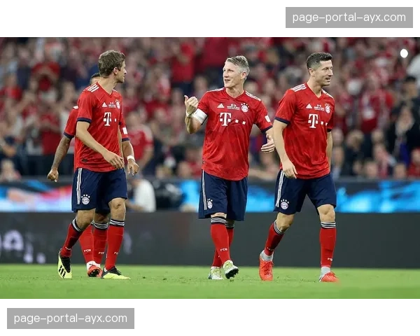 特写:职业生涯最后一战,诺伊尔在安联球场与每一位队友长时间拥抱告别 特写:职业生涯最后一战,诺伊尔在安联球场与每一位队友长时间拥抱告别